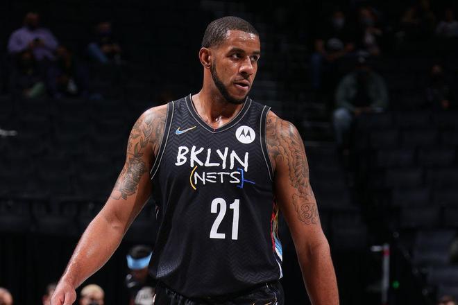 他在发球台 他在发球台